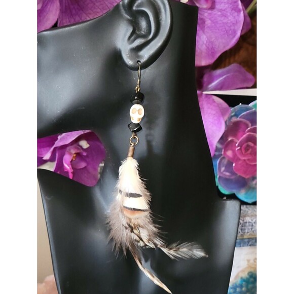 Artisan Handmade Howlite Carved Skulls Skull & Feather Pierced Earrings OOAK New - Picture 1 of 4